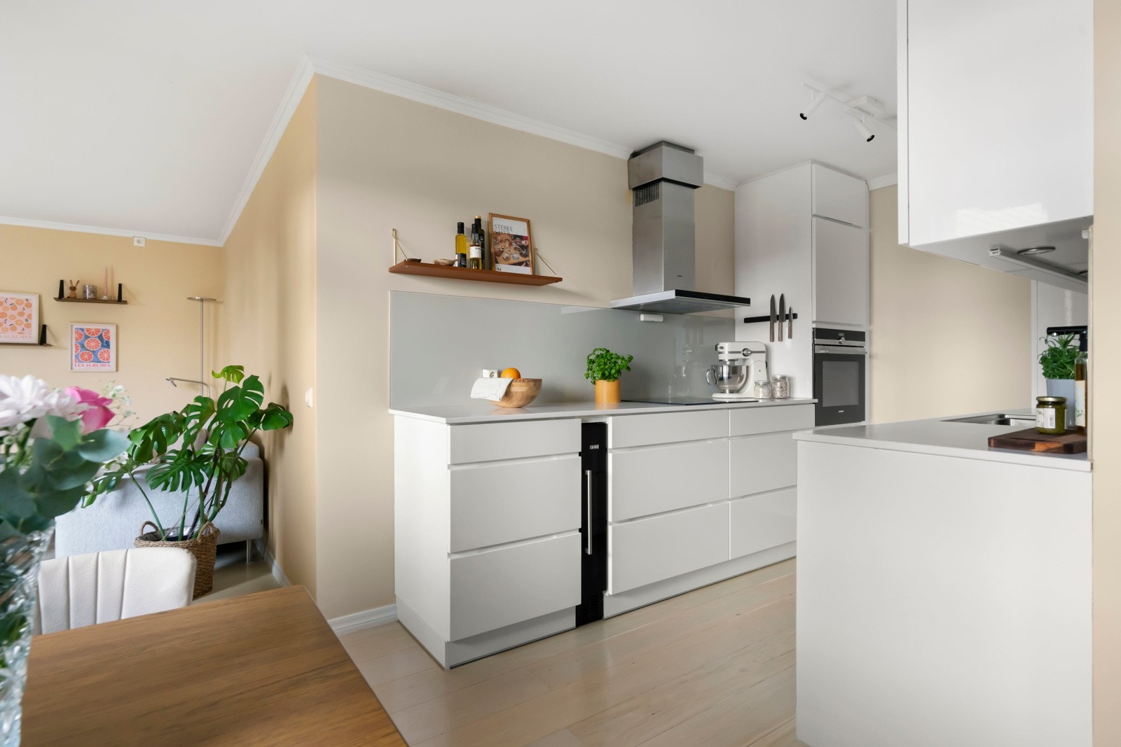 Delvis åpen løsning - Lekkert KVIK kjøkken fra 2015 i tidløst design. Galleribilde