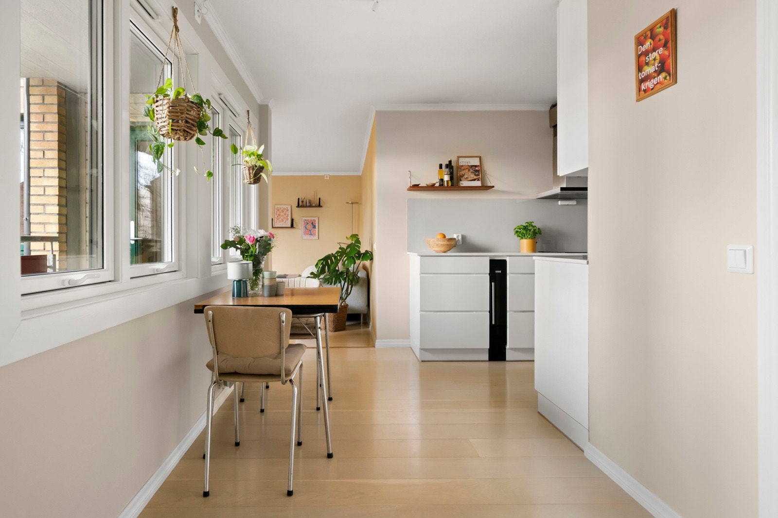 Ved kjøkkenet er det plass til et koselig spisebord hvor du kan nyte frokosten i hyggelig selskap. Pent utsyn fra vindusflatene. Galleribilde