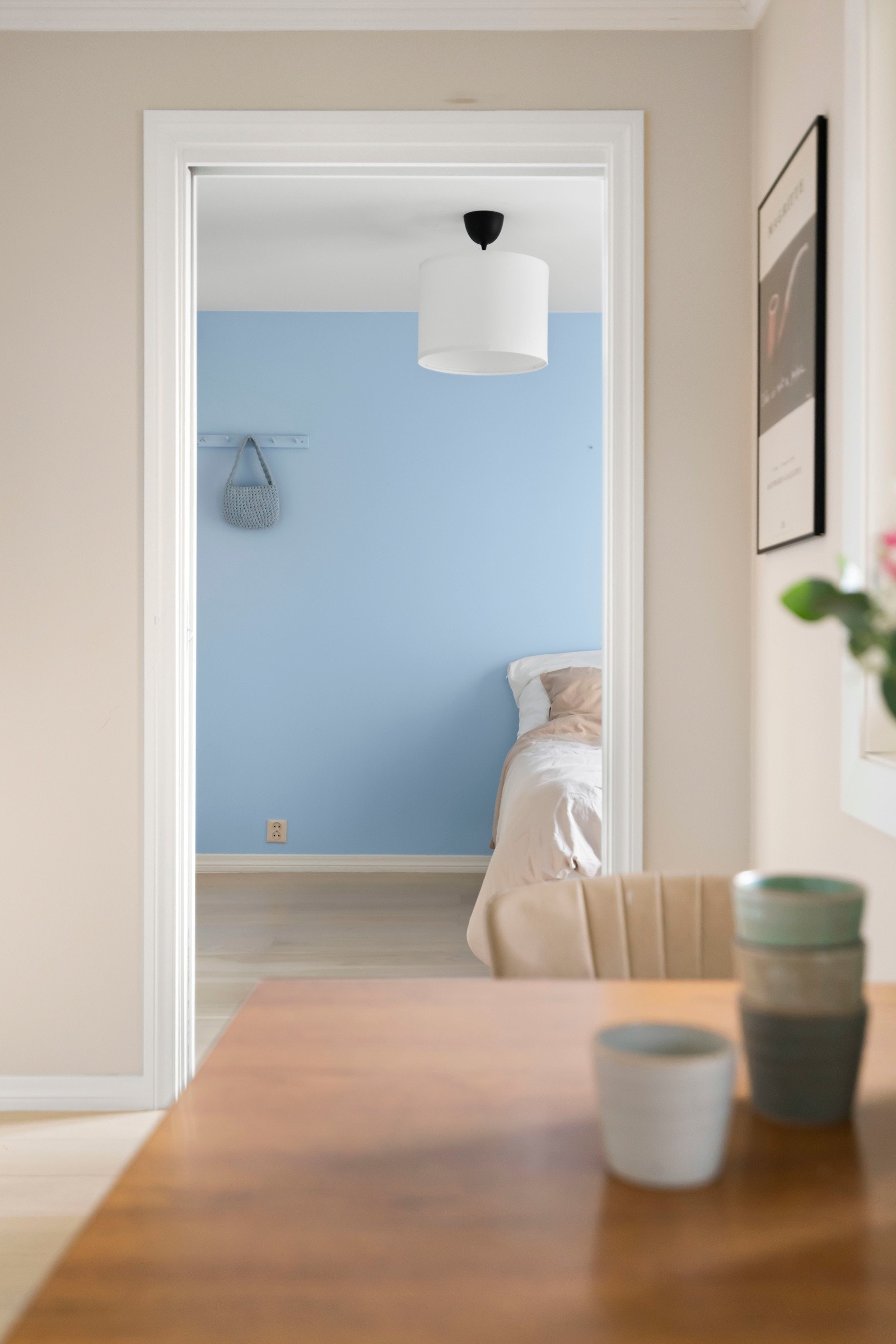 Romslig soverom med god plass til dobbeltseng, nattbord og oppbevaring av klær i garderobeskap. Galleribilde