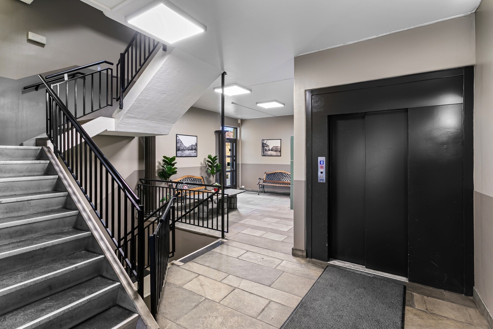 Fra oppgangen har du direkte heisadkomst til leiligheten. Galleribilde