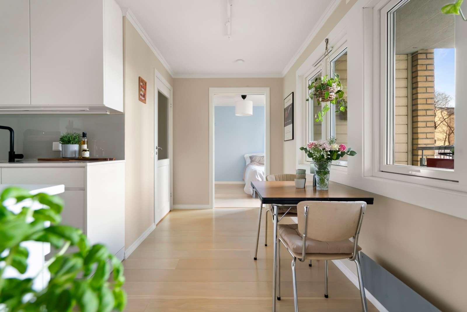 Videre inn i boligen er det generøse soverommet. Galleribilde