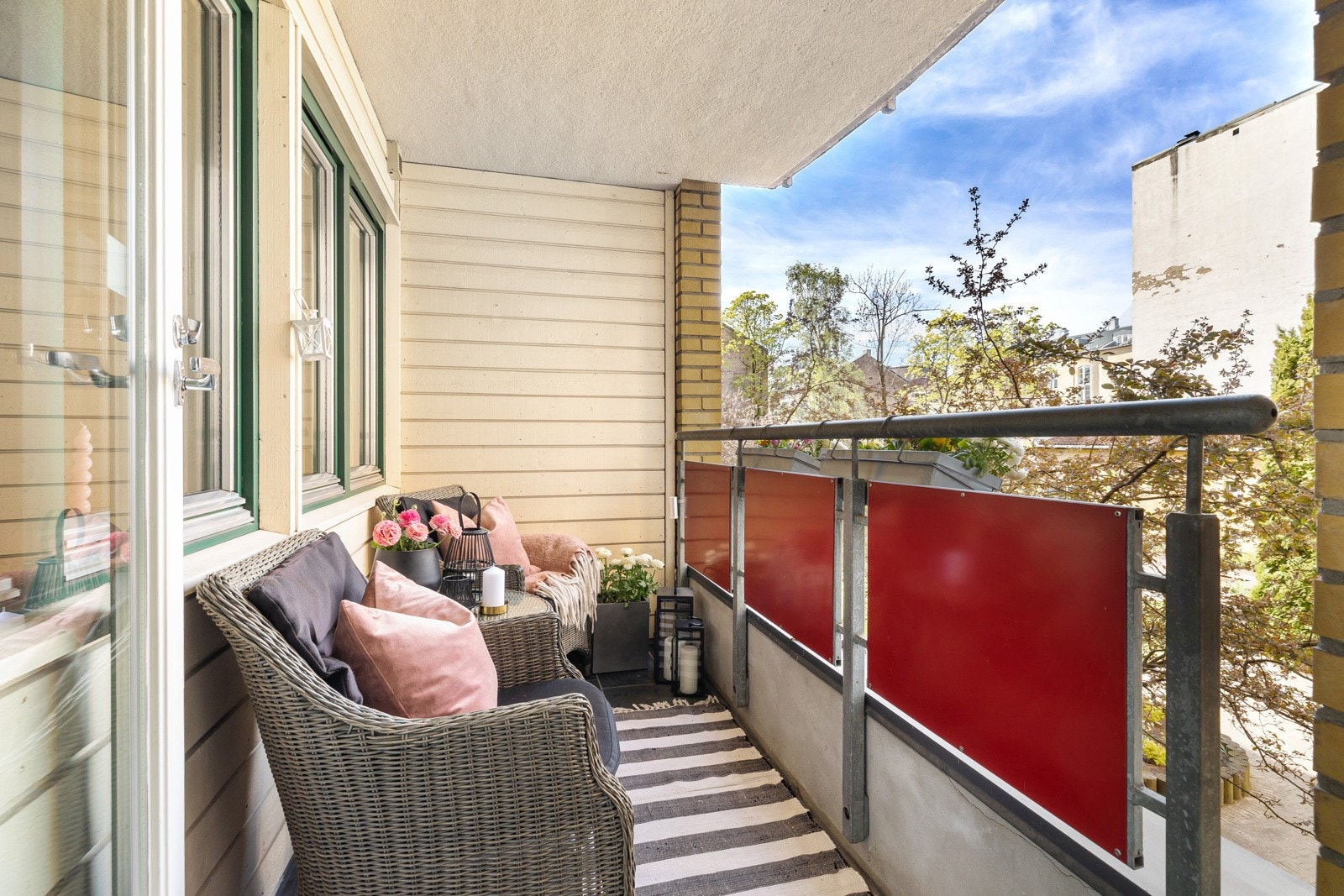 Balkongen er på ca. 4 kvm med mulighet for utemøblement og er vendt mot den idylliske og skjermet bakhagen. Galleribilde