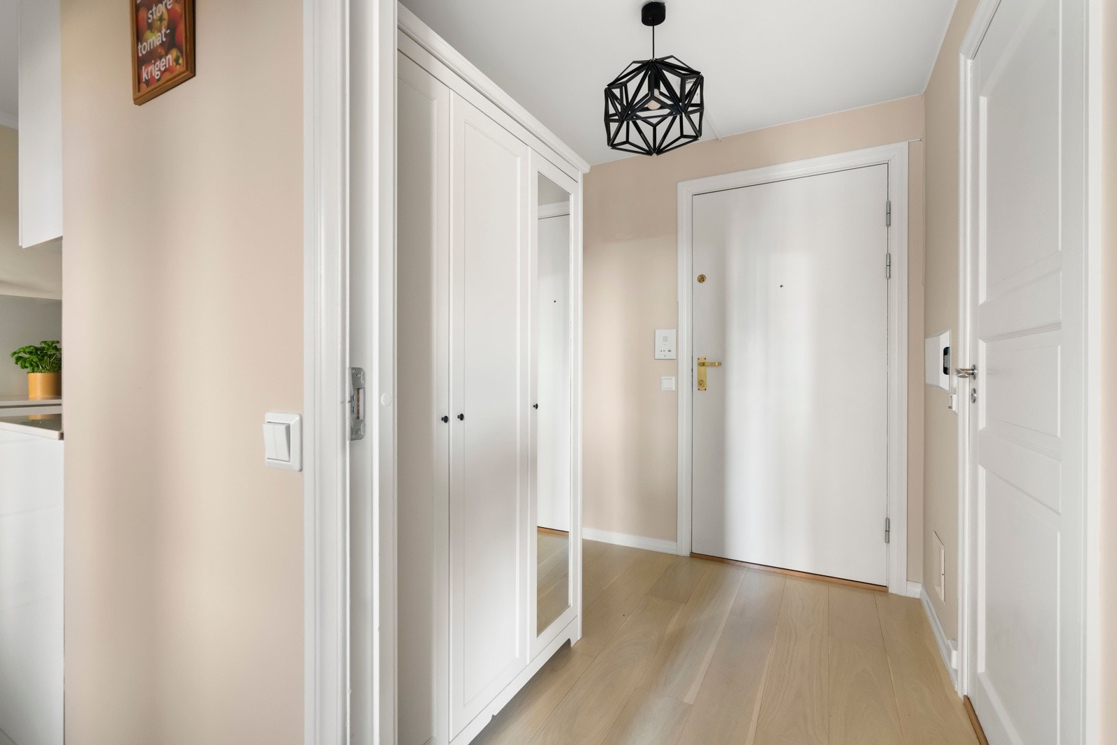 Romslig inngangsparti med god plass til yttertøy og sko i garderobeskap og oppheng. Galleribilde