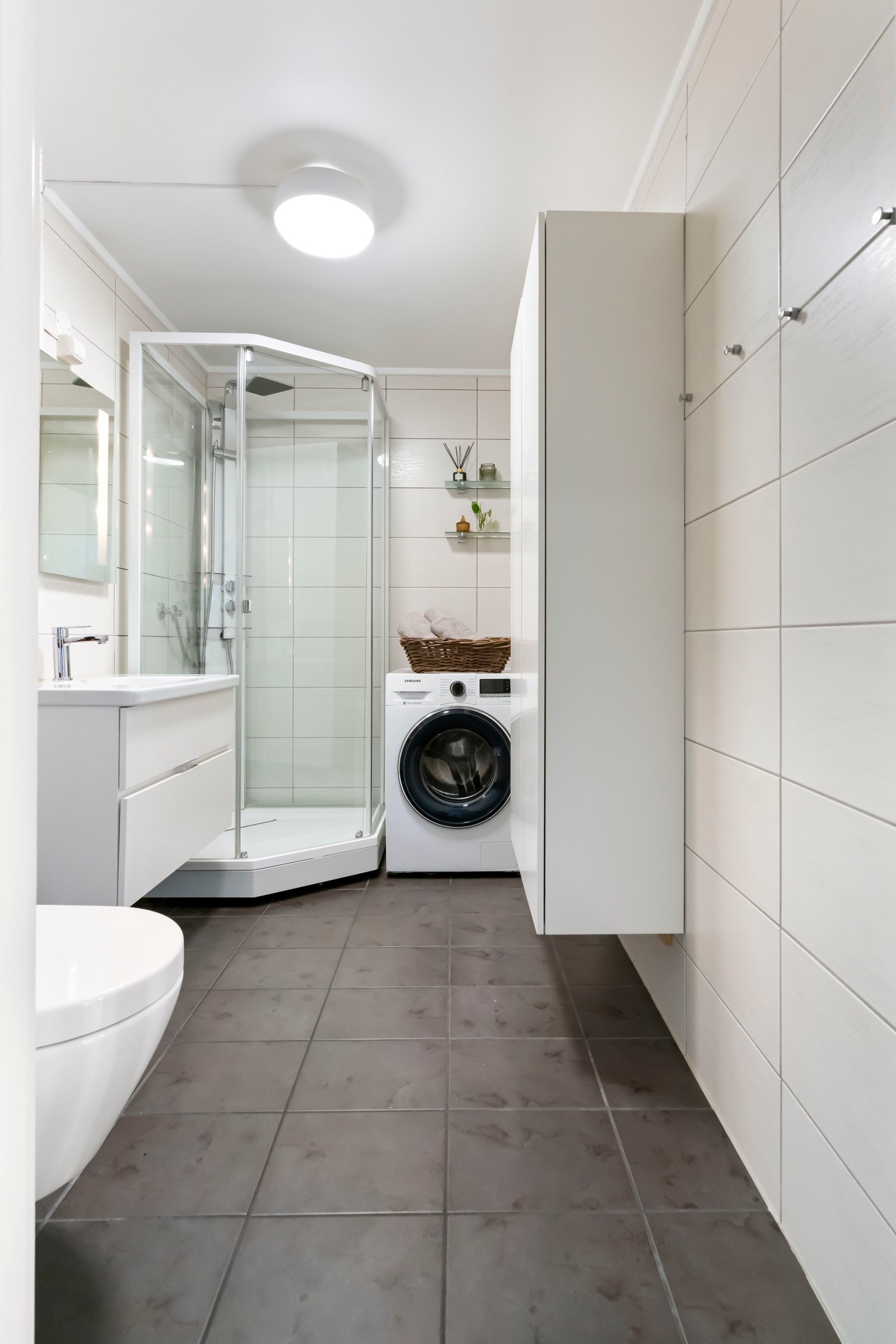 Baderomsinnredningen byr på servantskap med heldekkende servant, speil med integrert belysning, dusjkabinett og toalett. Galleribilde