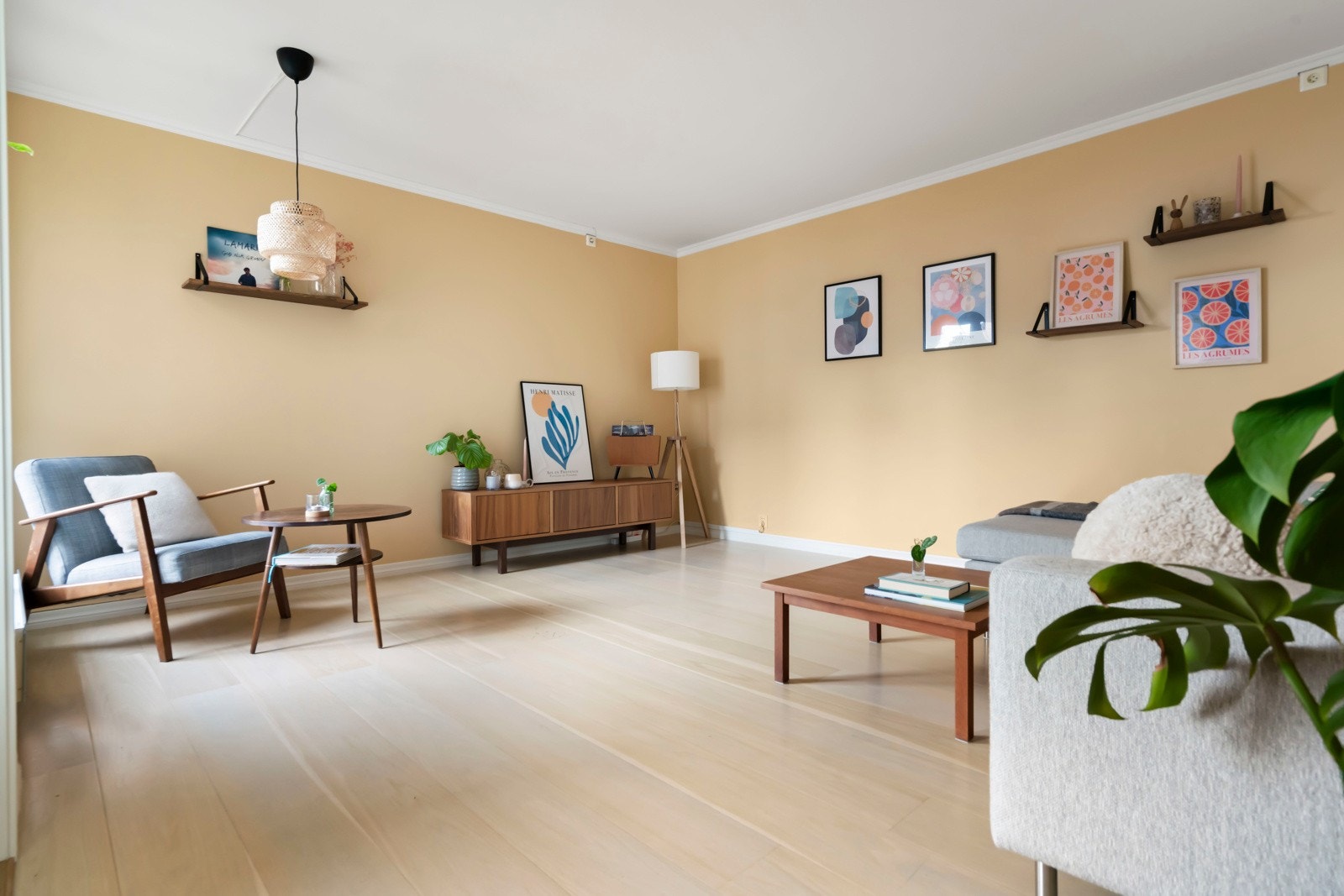 Romslig stue med god plass til spisebord, stor sofagruppe med naturlig avstand til TV-vegg. Galleribilde