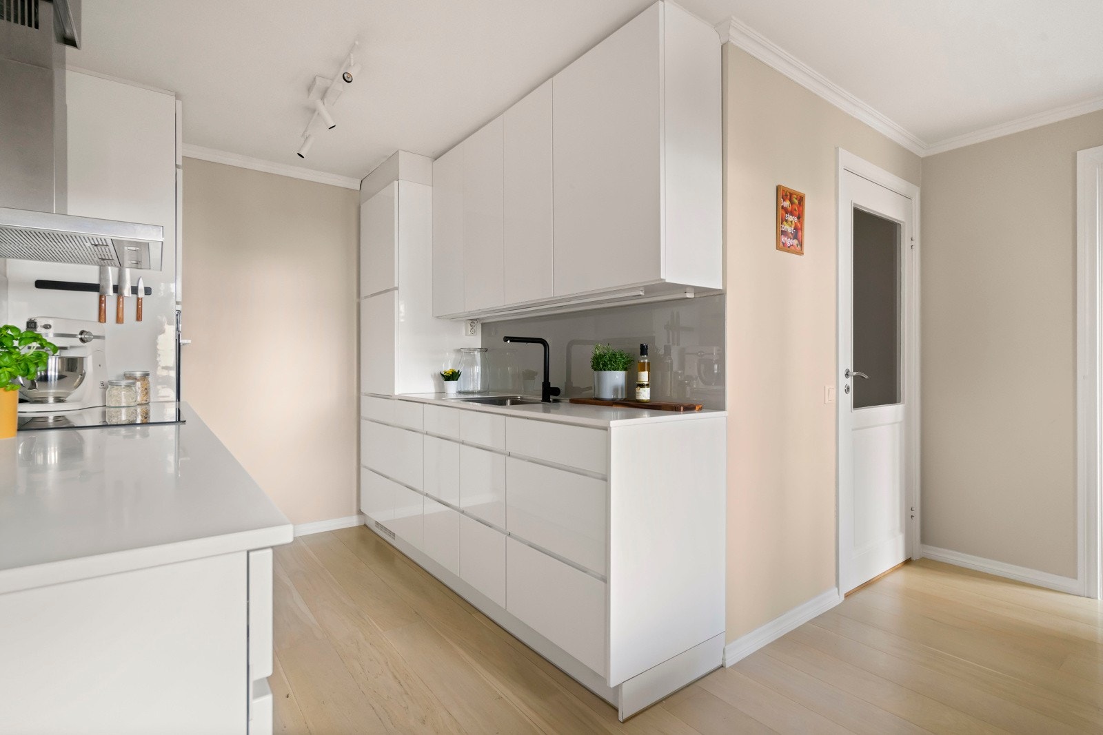 Kjøkkenet har platetopp, stekeovn, vinskap, oppvaskmaskin og kombi kjøl/frys som medfølger. Galleribilde