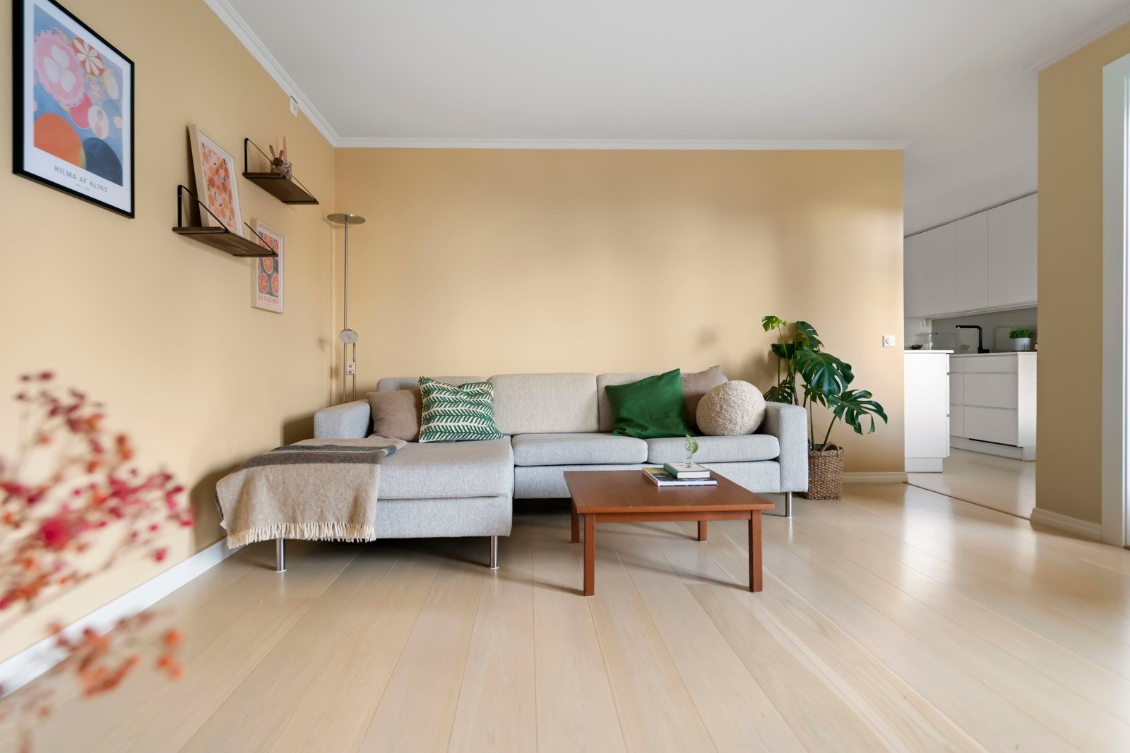 Leiligheten ligger i byggets 2. etasje med heisadkomst og har gjennomgått vesentlige oppgraderinger i perioden fra 2015-2024. Galleribilde