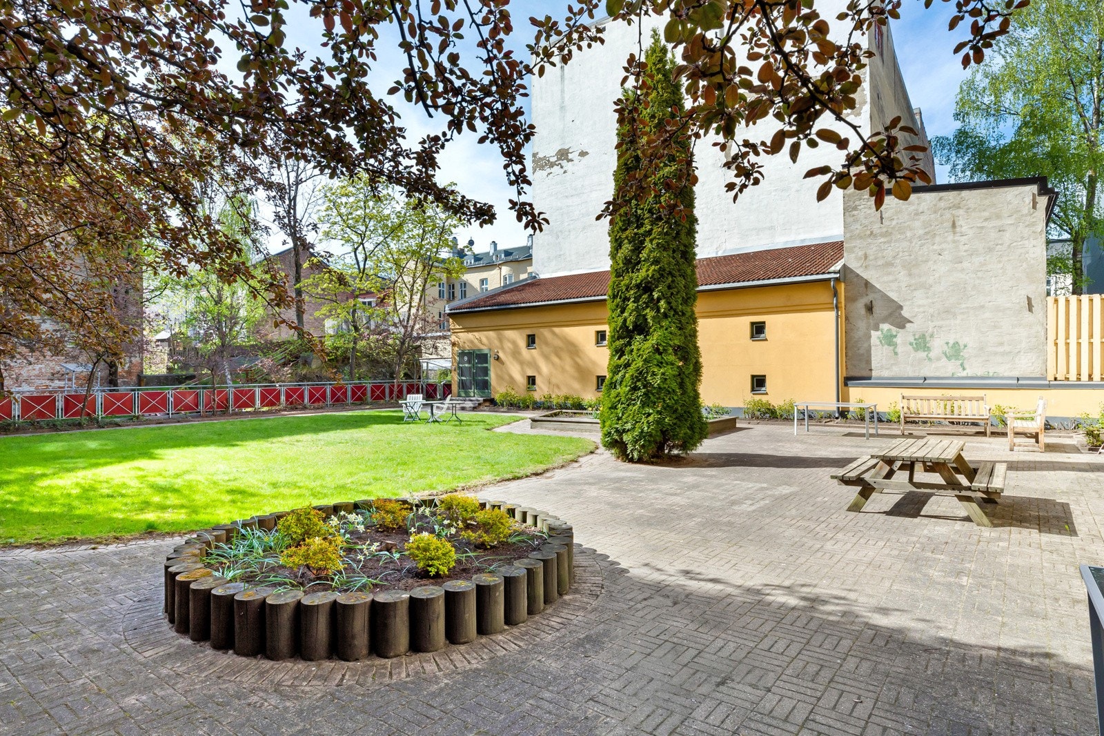 Bakhagen ble rehabilitert og oppgradert i 2021. Bakhagen er solrik og kan benyttes fritt av alle beboerne. Bakgårdssamarbeid gjør at beboere kan benytte seg av de andre bakgårdene også. Galleribilde