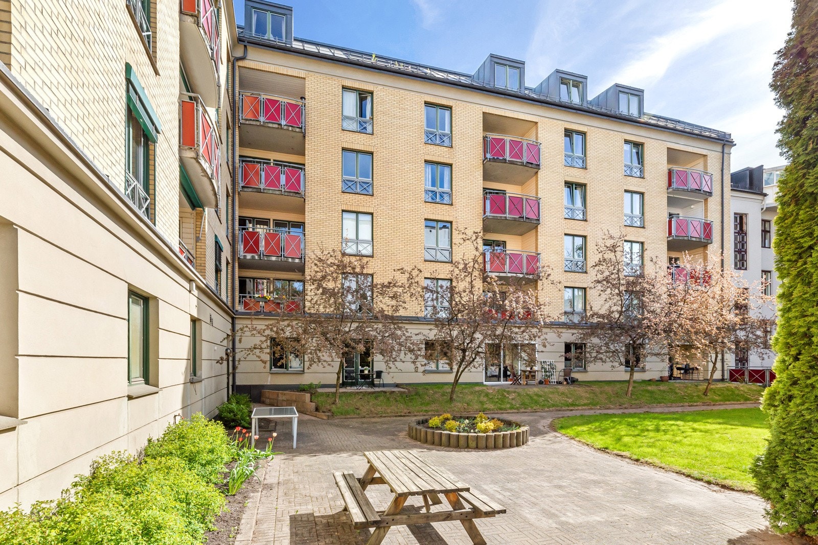 Selgers egne ord: Det er helt unikt å kunne bo midt i byen, men uten støy og vent ut mot en oase av en bakgård. Galleribilde