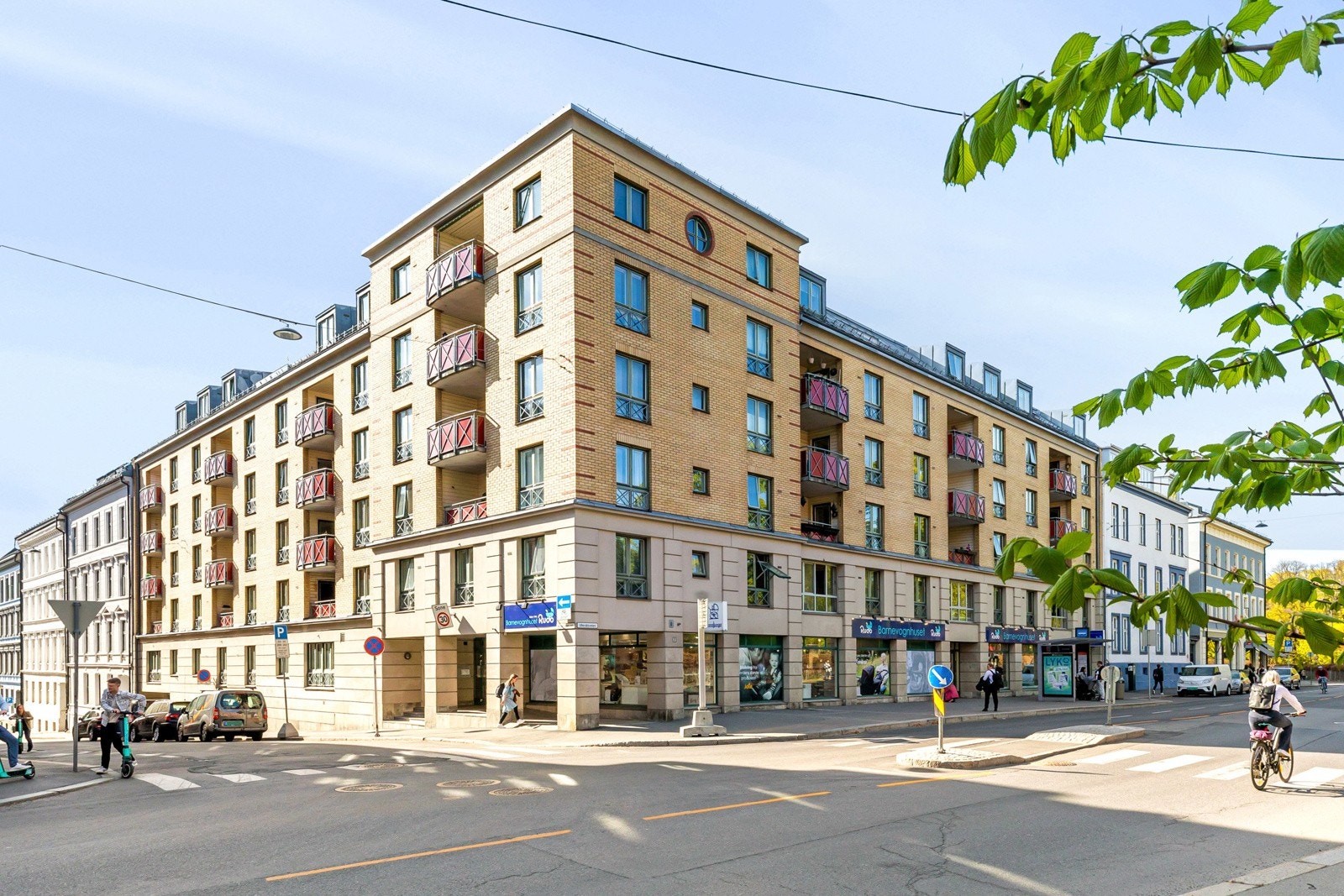 Fasadebilde av Ullevålsveien 7 - velkommen til et hyggelig nabolag. Galleribilde