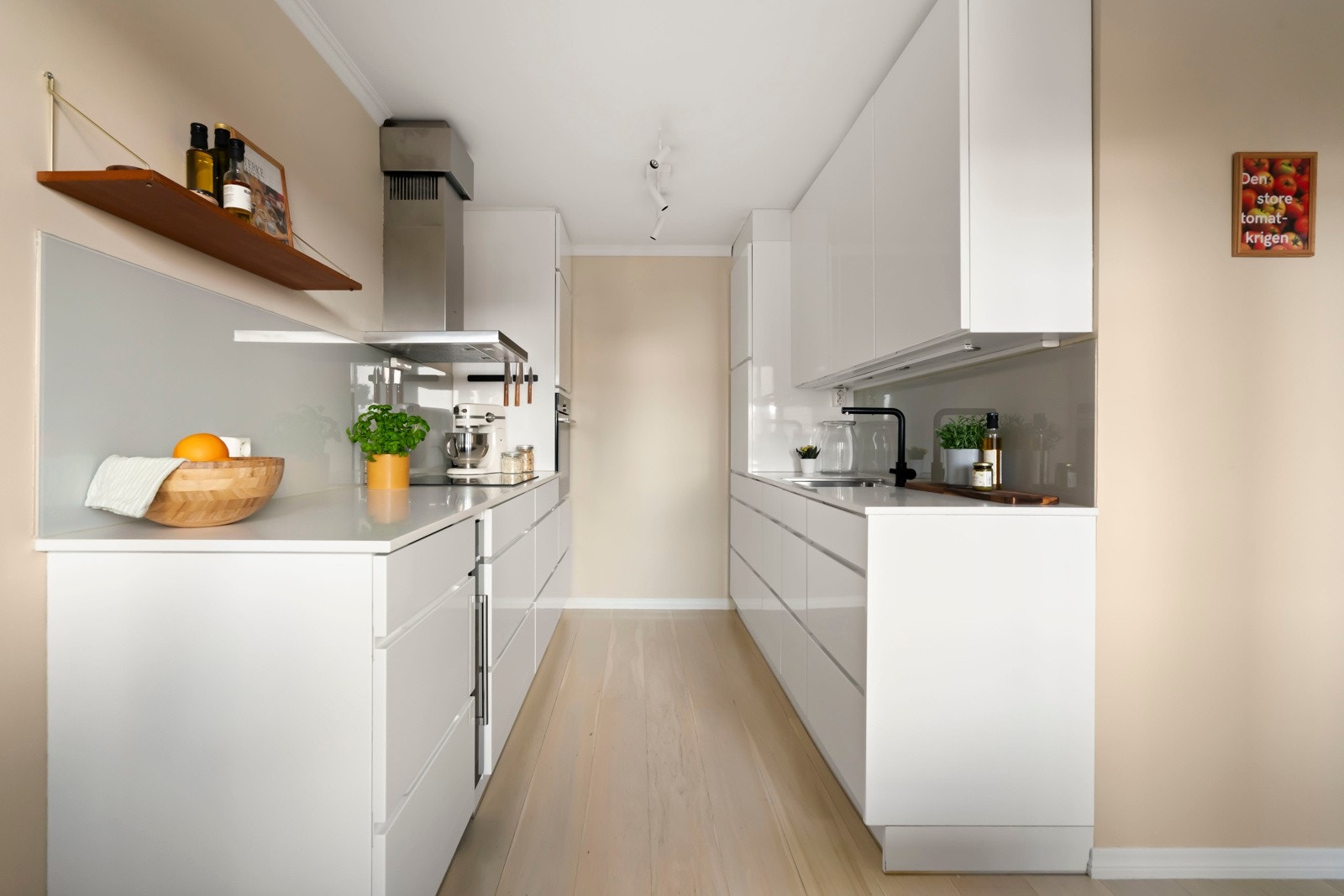 Kjøkkenet har god skap- og benkplass, samt gode arbeidsflater til matlaging. Galleribilde