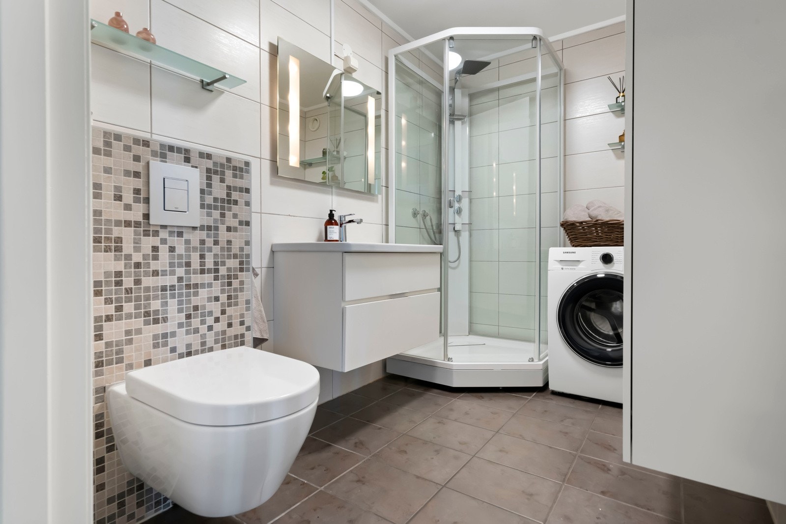 Romslig baderom overflateoppusset i nyere tid med behagelig gulvvarme og opplegg for vaskemaskin. Galleribilde