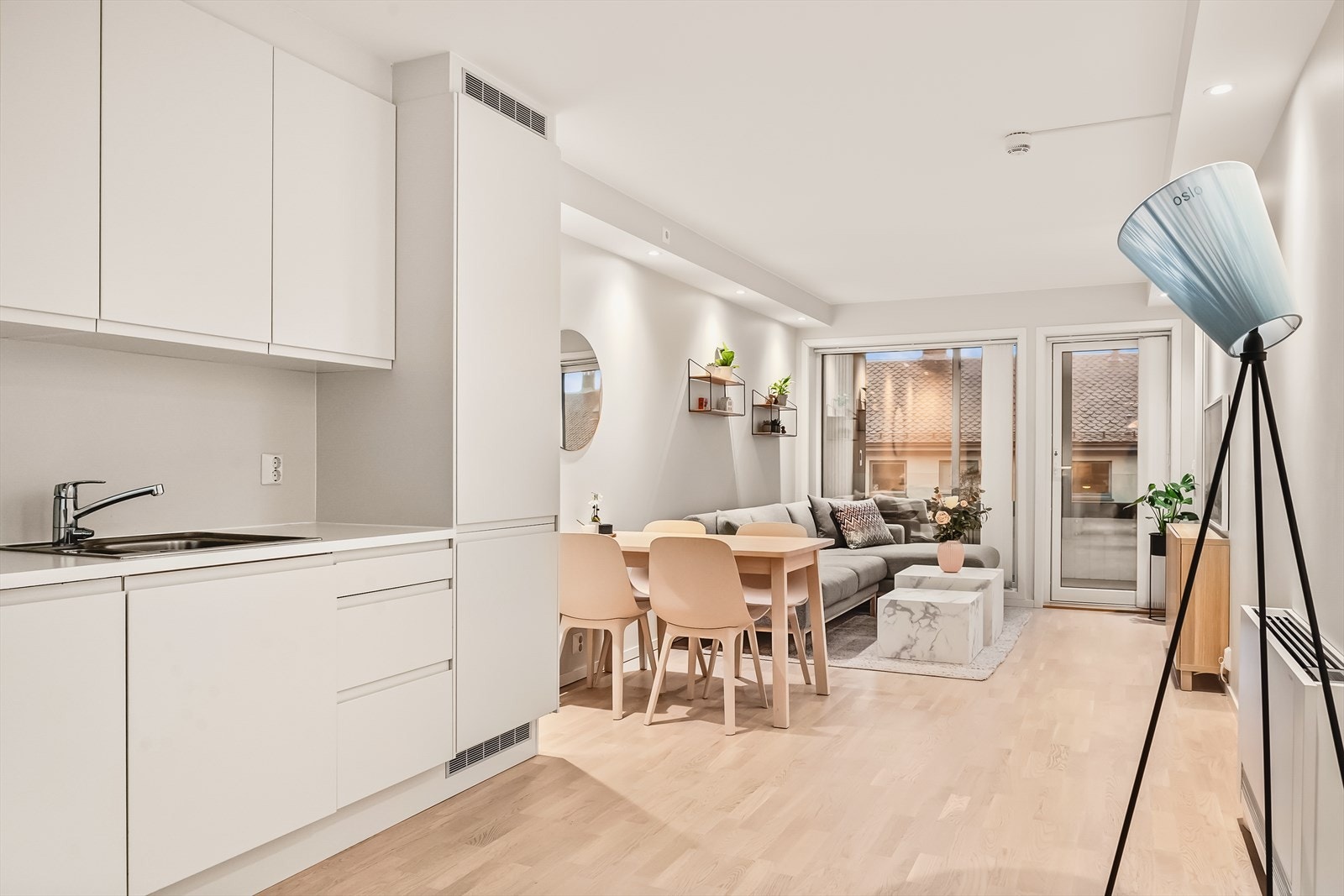 Leligheten har en stor og romslig stue. Varmepumpe i stue sørger for jevn temperatur. Galleribilde