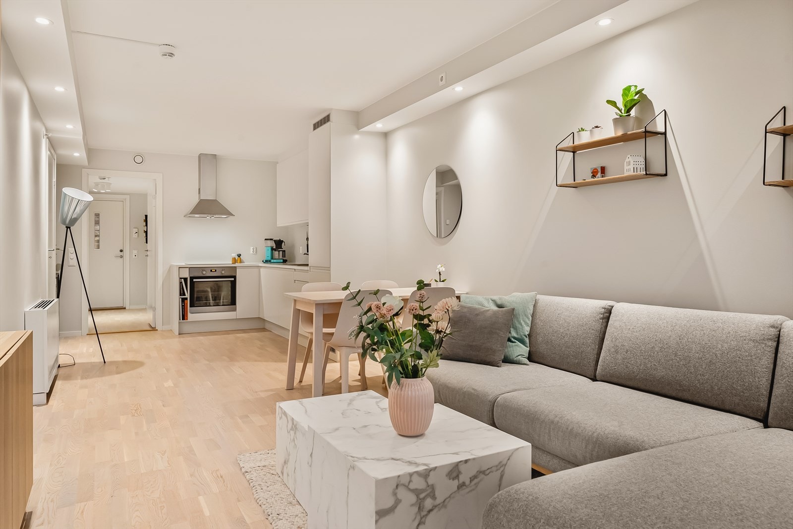 Åpen og sosial stue-/kjøkkenløsning av god størrelse. Galleribilde