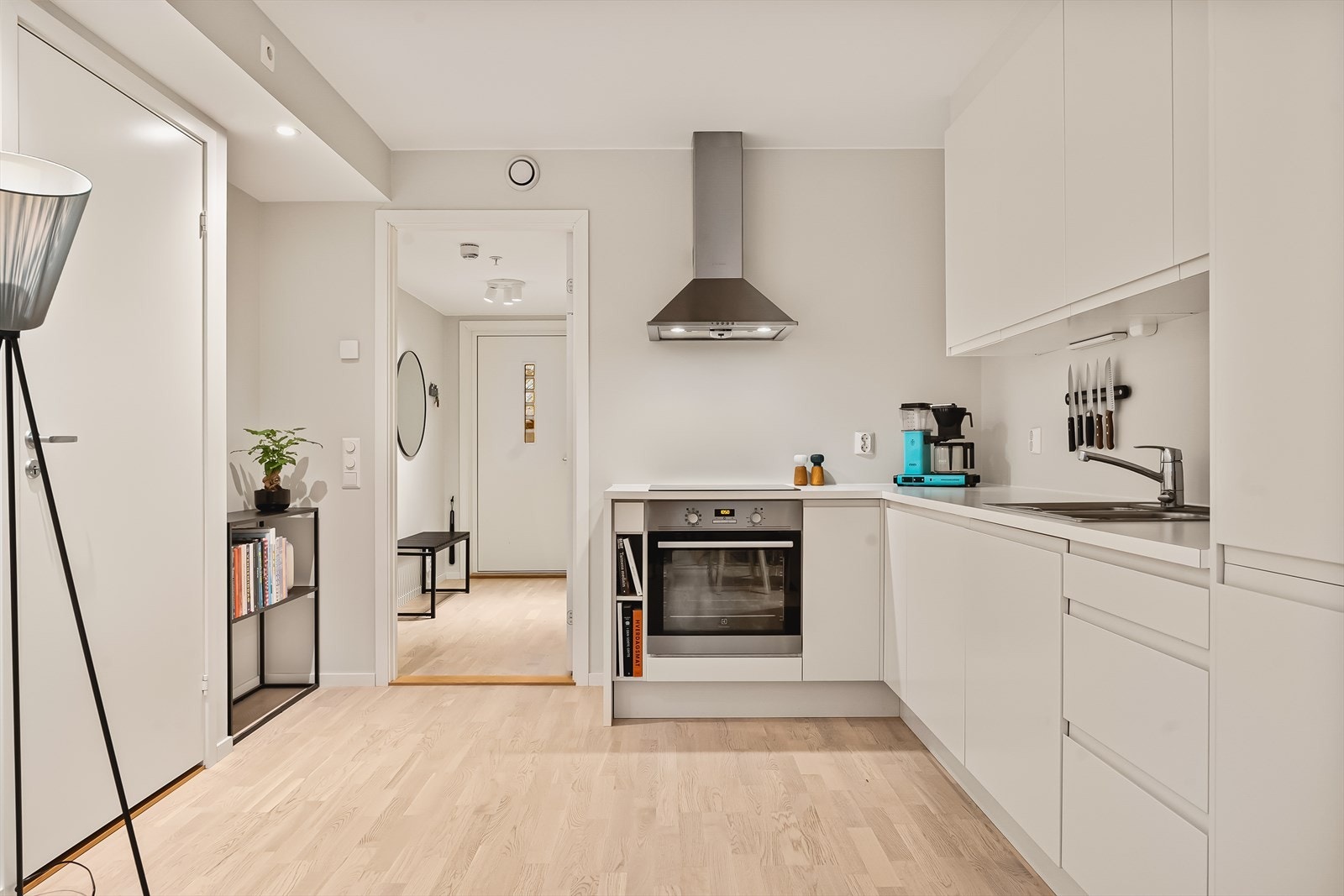 Kjøkkenet har mye skap- og benkeplass Galleribilde