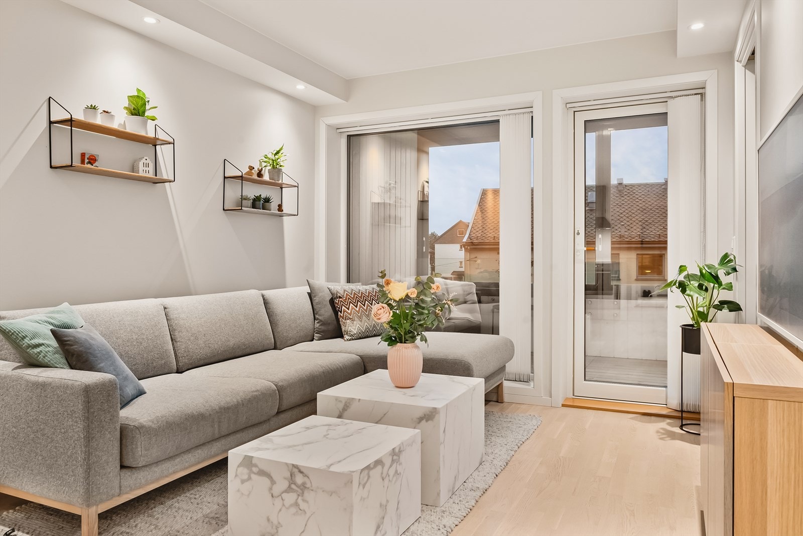 Det er god plass til både en stor sofagruppe, TV-møblement og et romslig salongbord, noe som gjør rommet ideelt for både avslapning og sosialt samvær. Galleribilde