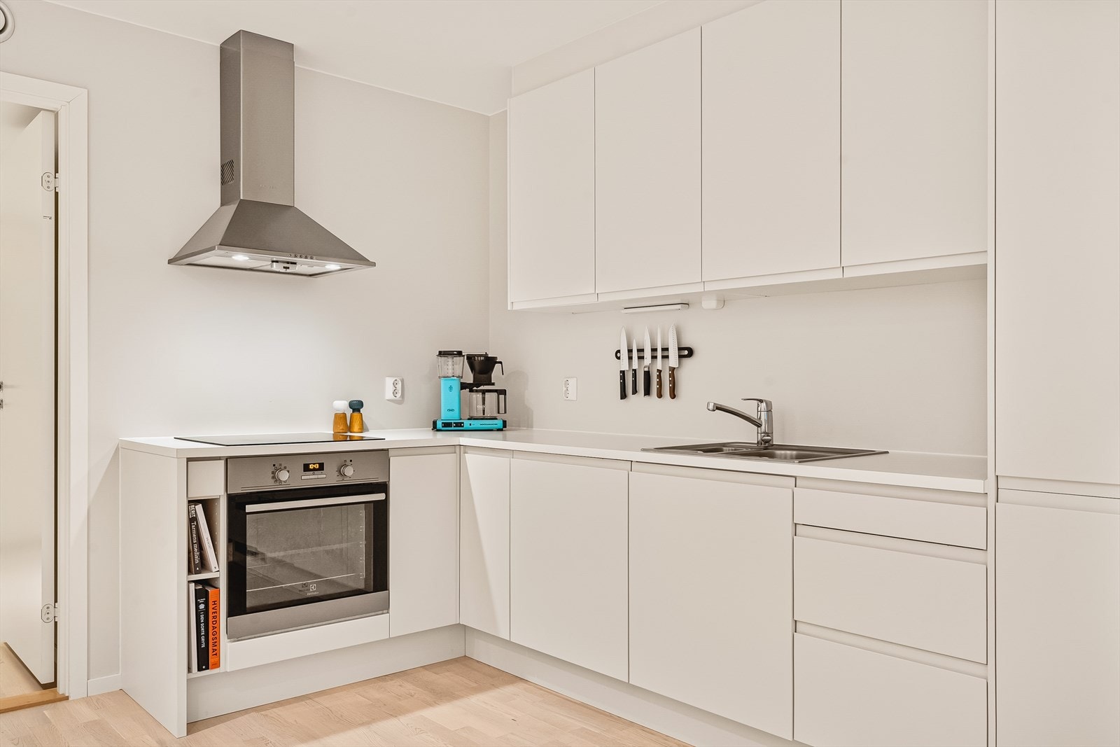 Overflatene består av parkett på gulv og lysmalte vegger med listefri overgang til himling. Galleribilde