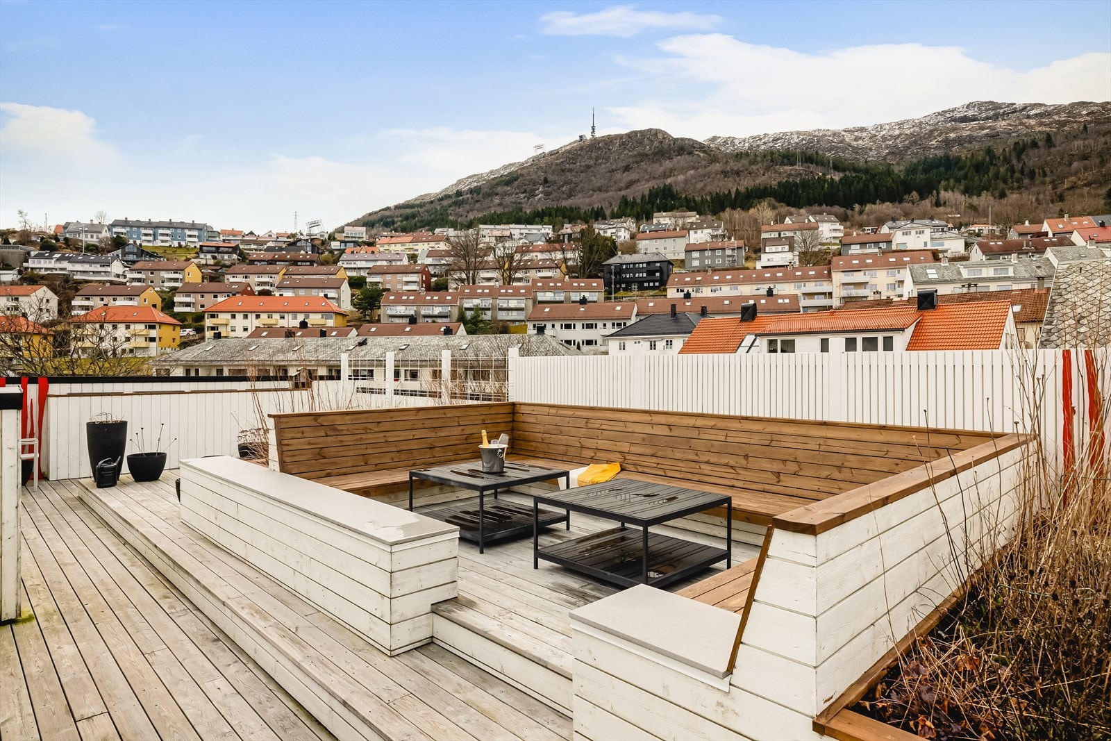 Takterrassen har benker, bord og fin beplantning. Galleribilde