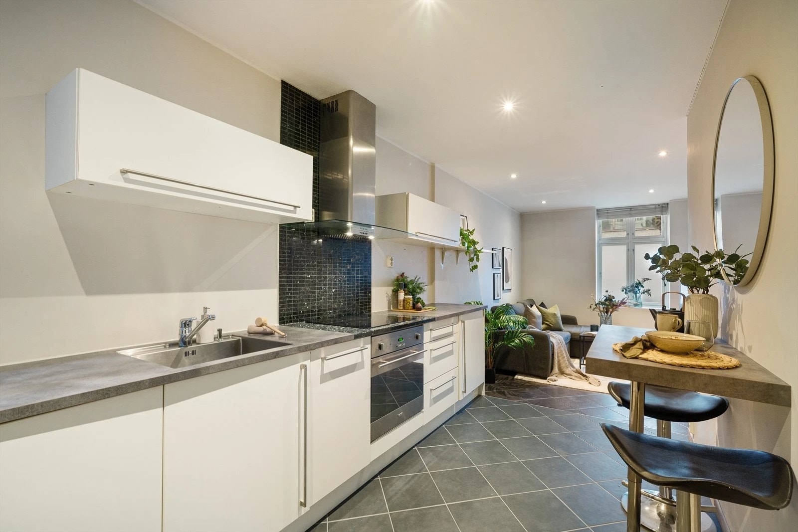 Kjøkkenet har godt med skap, skuffe og benkeplass Galleribilde