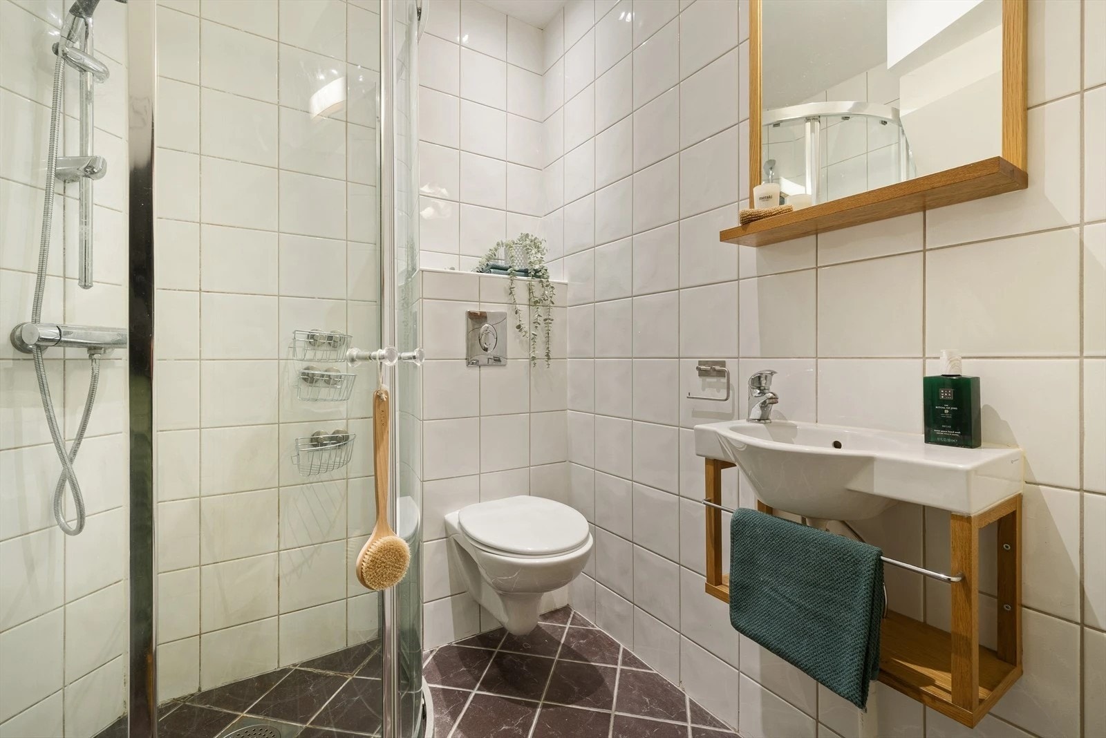 Badet inneholder dusj, servant og vegghengt toalett Galleribilde