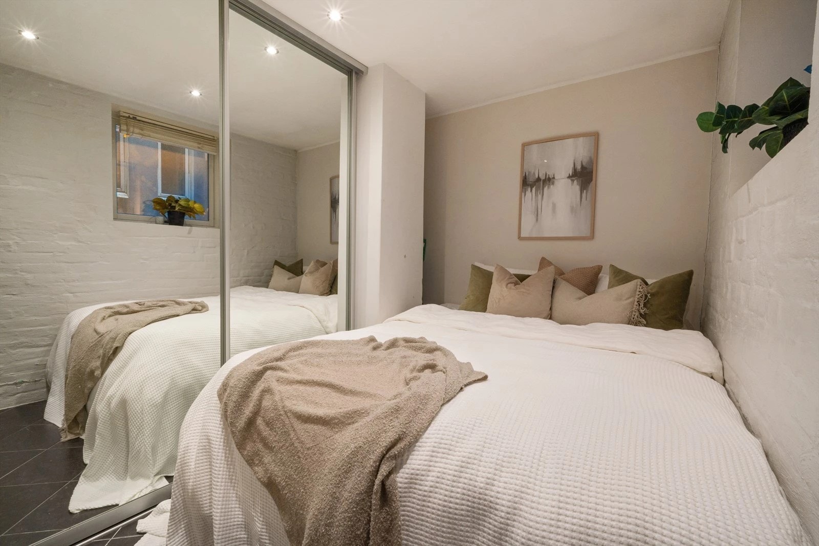 Soverom er innredet med dobbeltseng og garderobeløsning Galleribilde