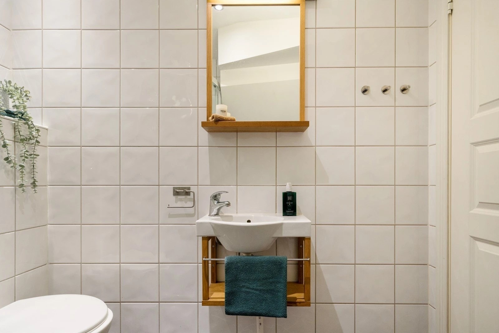 Badet fremstår lyst og moderne Galleribilde