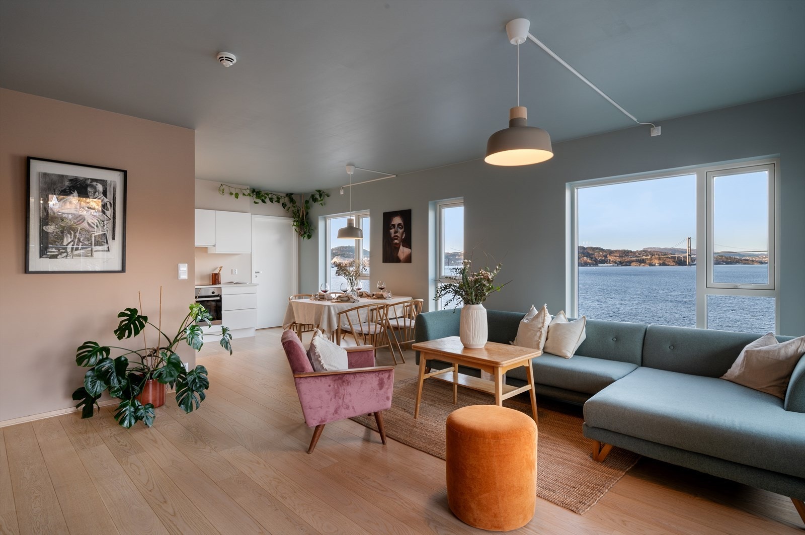 - Leiligheten har et BRA-i på 89m² og inneholder entré/gang, 2 bad, 3 soverom og stue/kjøkken - Galleribilde