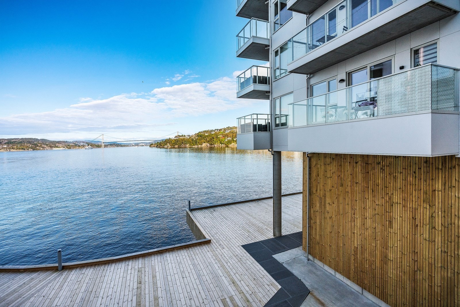 - Bo maritimt og sjønært med bølgeskvulp i hagen - Galleribilde