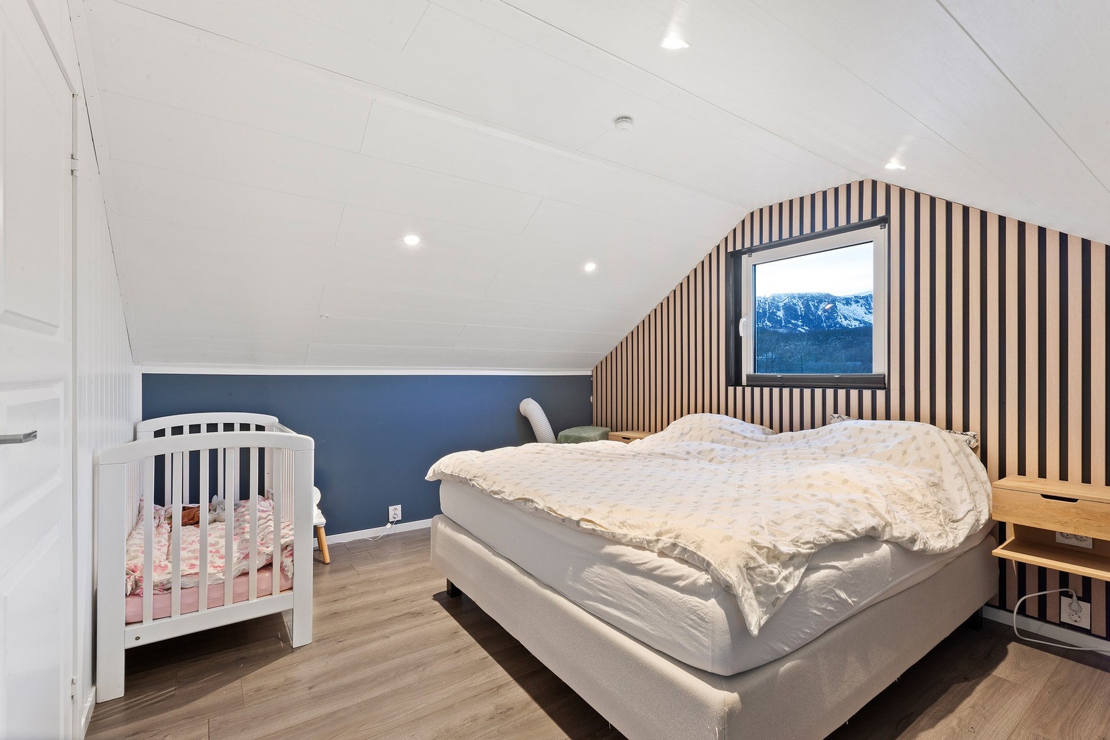 Loftet ble innredet i 2021 og er ikke bruksendret til beboelse. Her er soverom. Galleribilde