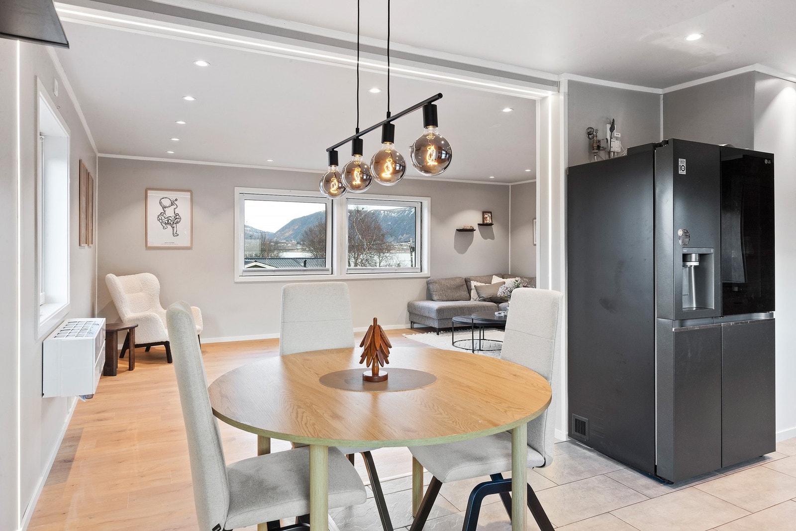 Plass til spisebord ved kjøkken. Varme i gulv på kjøkkenet. Galleribilde