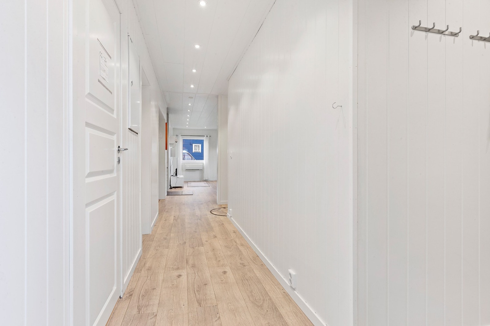 Kjeller ble innredet i 2018 med 4 soverom, bad og bod. Rommene er godkjent for varig oppholdsrom. Galleribilde