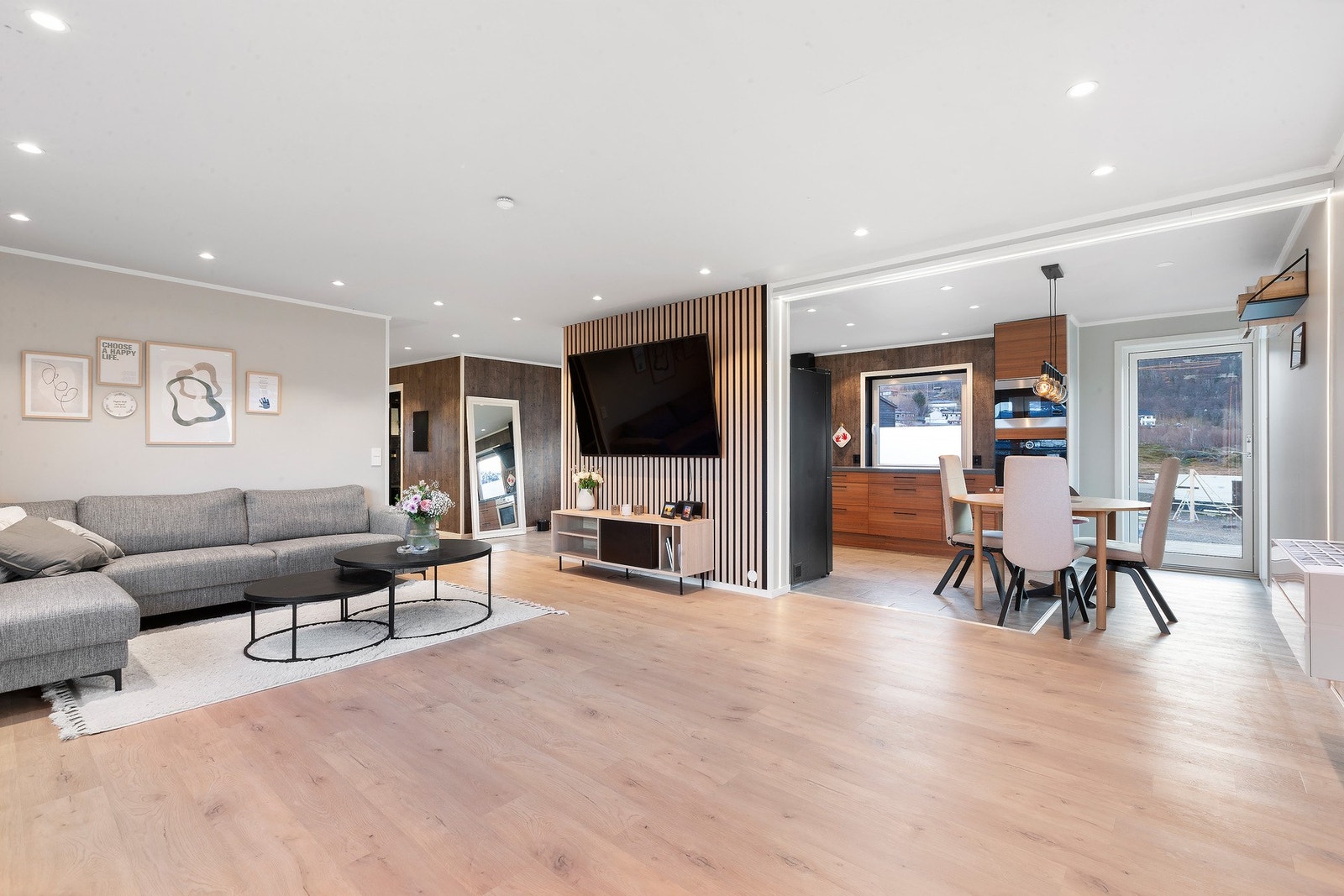 Stue er renovert og etterisolert i senere tid. Galleribilde