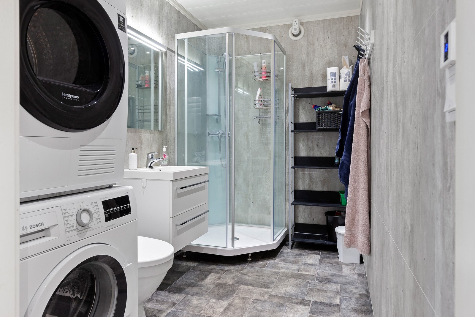 Bad/vaskerom fra 2016 med varme i gulv. Galleribilde