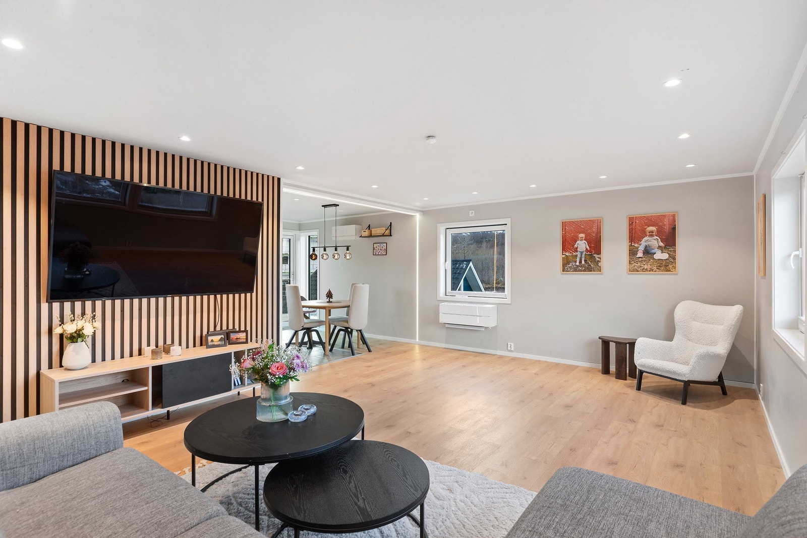 Lys og trivelig stue med spotter i tak. Galleribilde