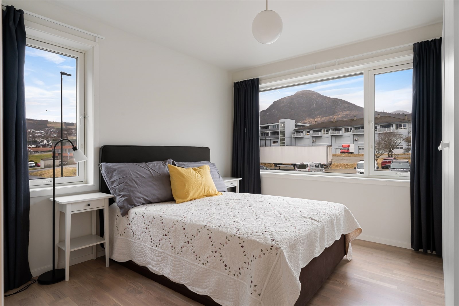 Hovedsoverommet er av god størrelse med plass til dobbeltseng og garderobeskap. Galleribilde