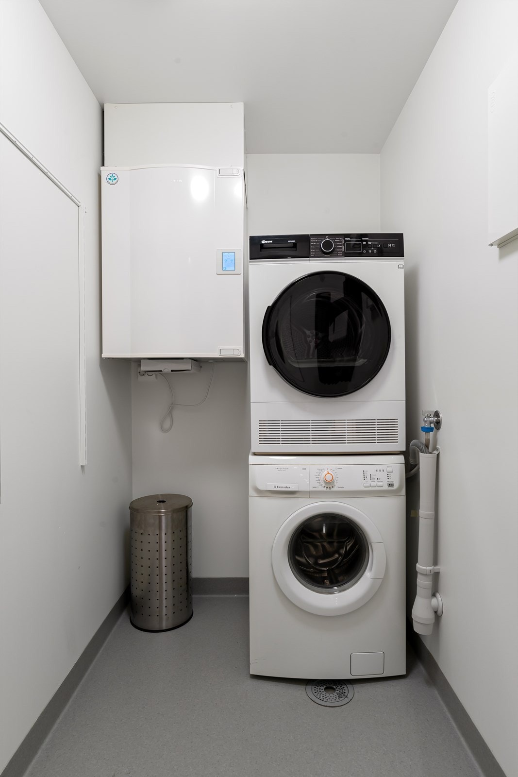 Teknisk rom/ bod med opplegg for vaskemaskin og tørketrommel. Galleribilde