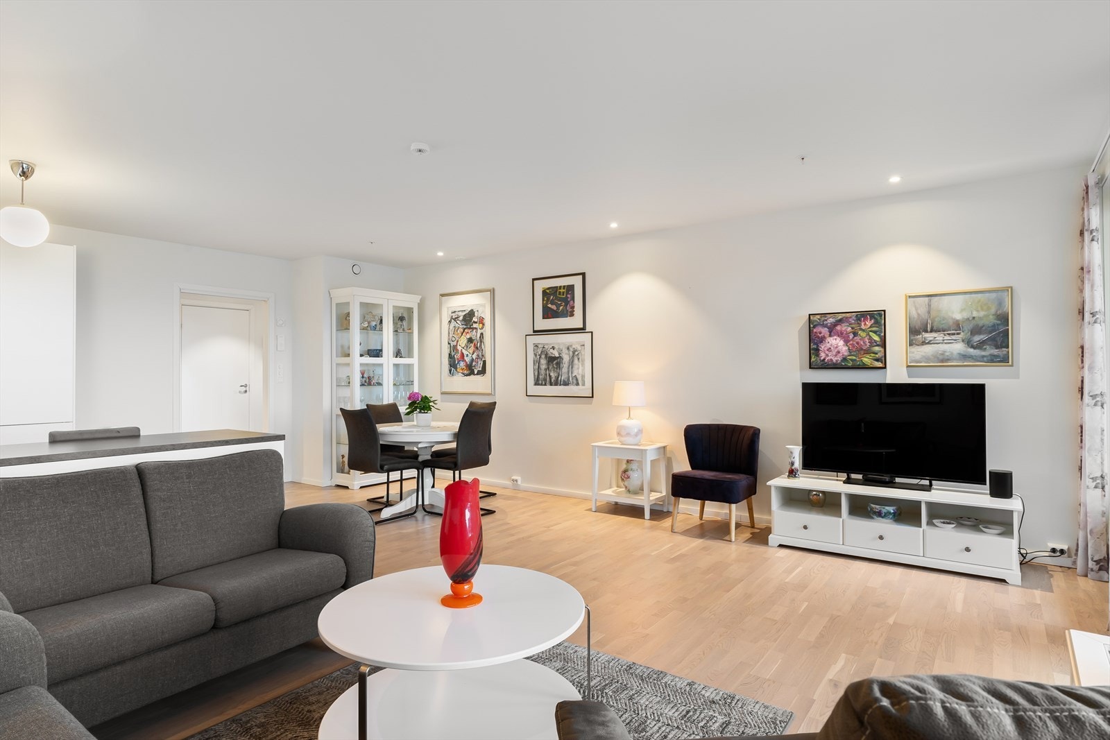 Det er vannbåren varme i hele leiligheten som sikrer komfort året rundt. Galleribilde