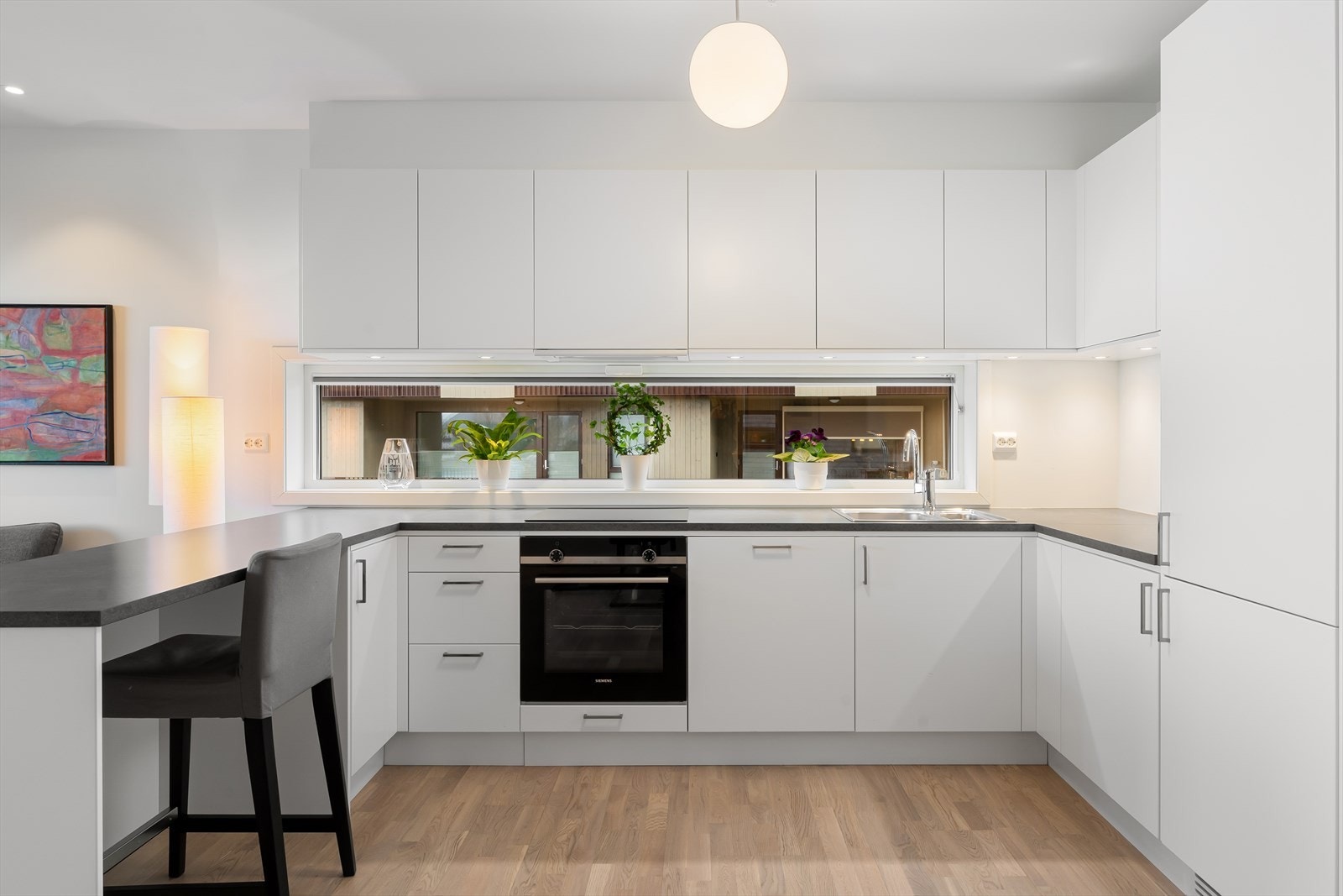 Det er montert plissegardin i alle vinduene i stue og kjøkken. Galleribilde