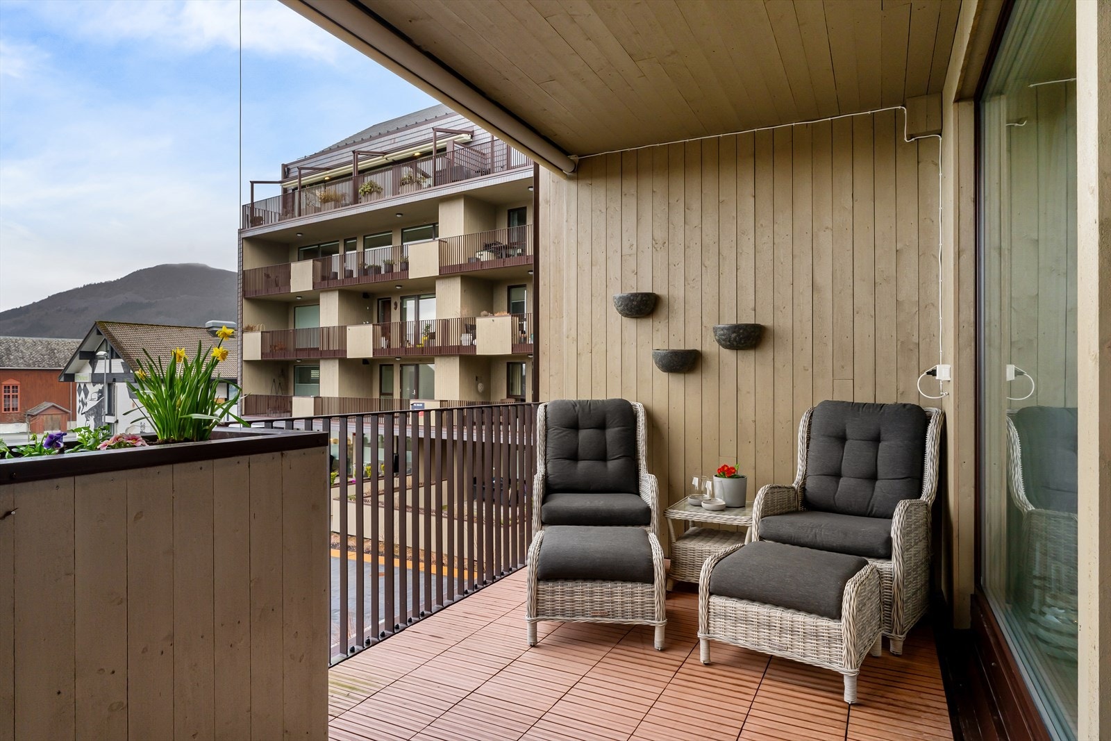 Det er montert elektrisk markise på terrassen som er god å ha dersom en ønsker solskjerming. Galleribilde