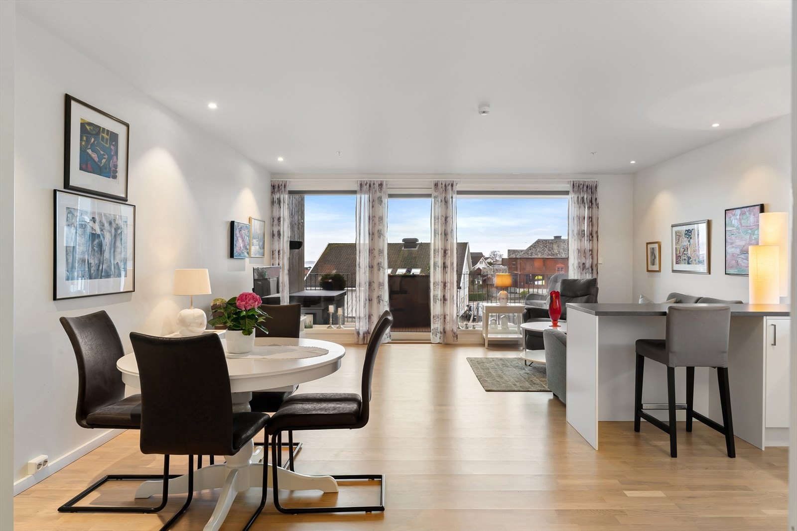 Leiligheten har en åpen planløsning og oppleves som innbydende og koselig. Galleribilde