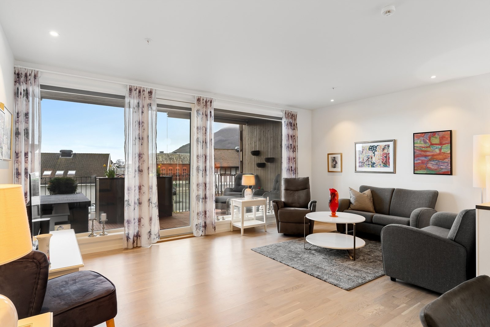 Her er det plass til å innrede med både sofa- og spisegruppe. Galleribilde