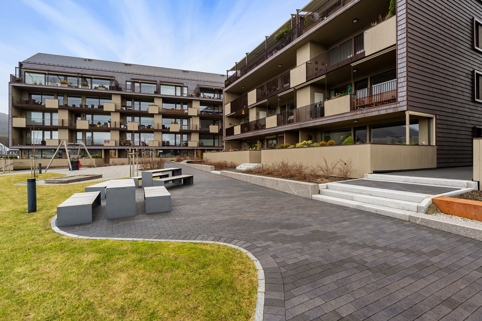 Oldeidevegen 4 ligger i hjertet av Jørpeland sentrum, med alle nødvendige fasiliteter i umiddelbar nærhet. Galleribilde