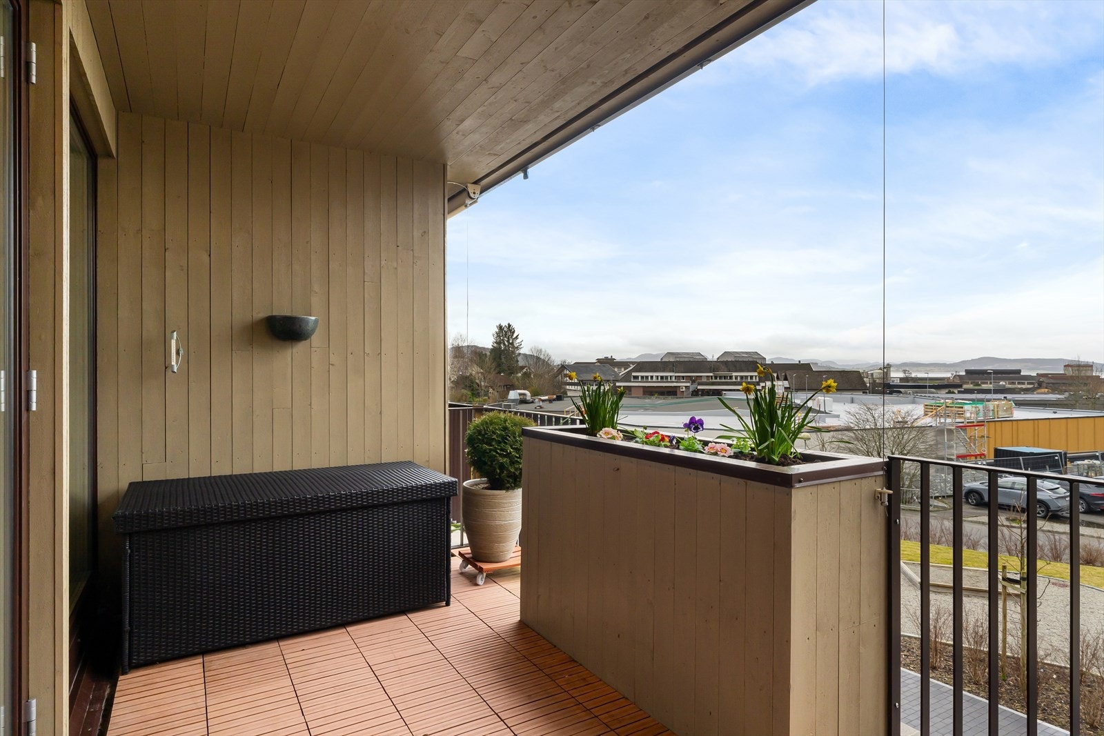 Fra stuen kommer du ut til en koselig terrasse med flott utsikt og gode solforhold. Galleribilde