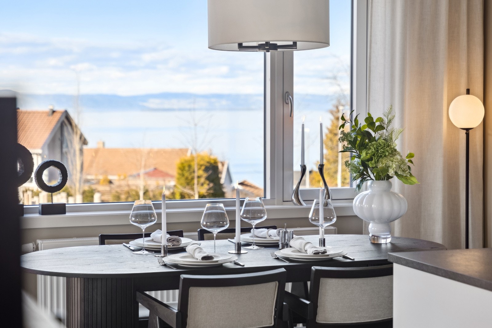 Fra spisestuen kan du nyte herlige omgivelser. Galleribilde