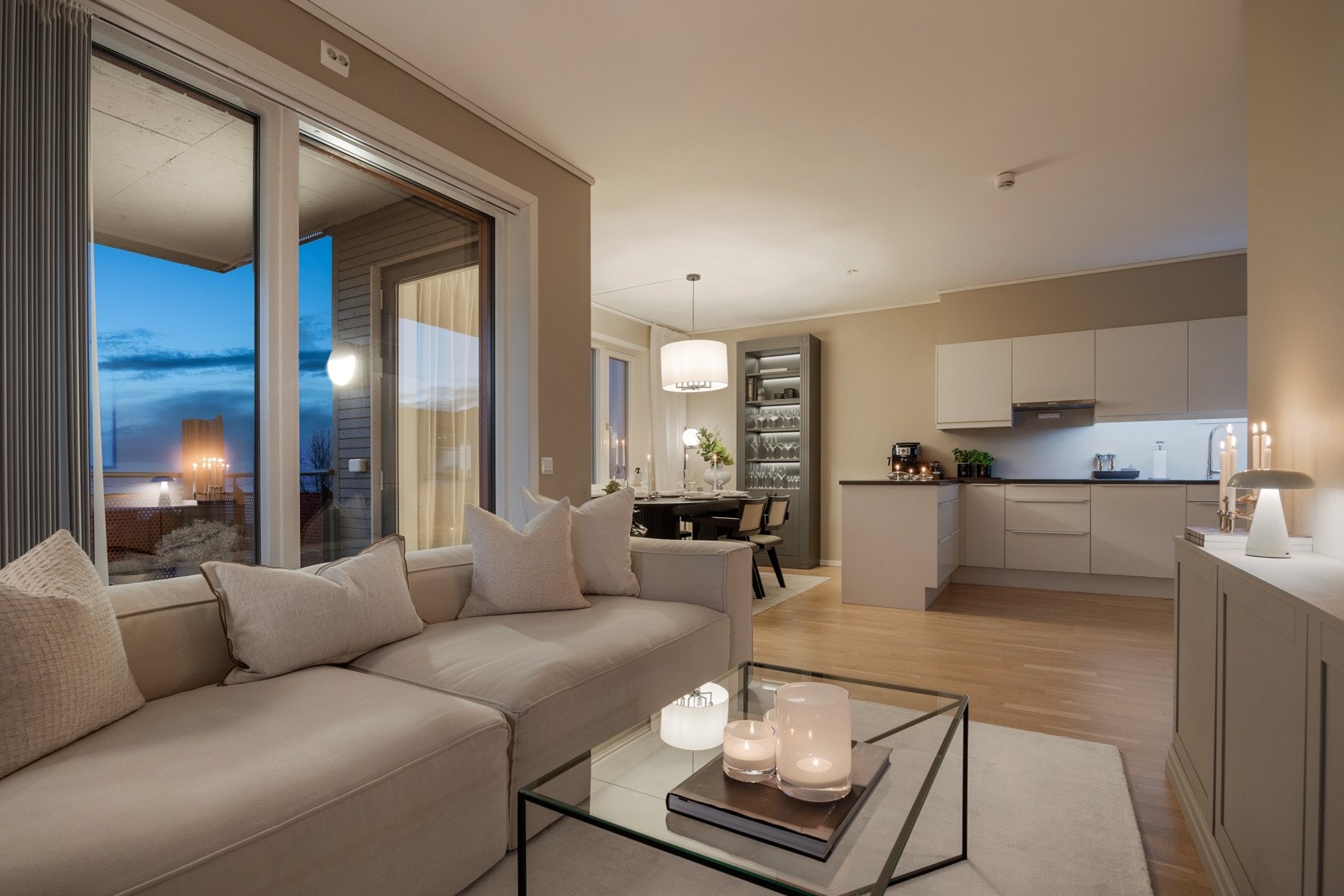 Stuen og kjøkkenet har en åpen løsning og måler totalt ca. 32 kvm. Galleribilde