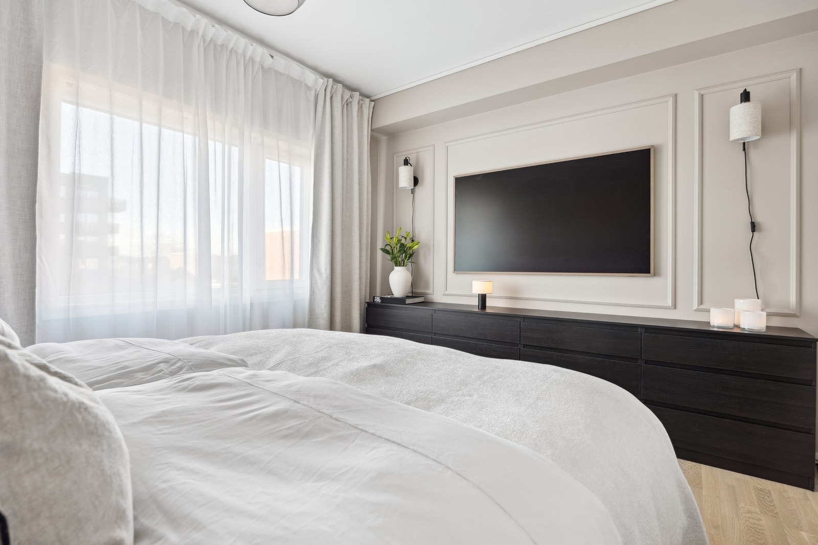 Hovedsoverommet er av god størrelse og har plass til dobbeltseng med tilhørende møblement Galleribilde