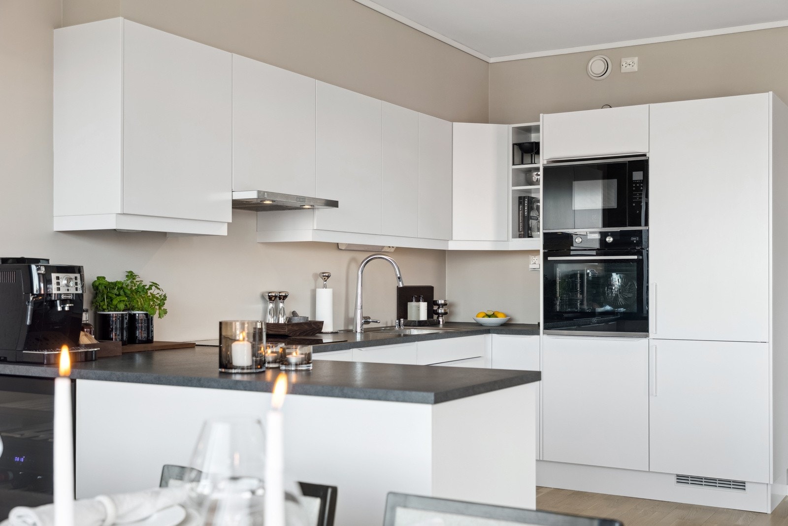 Kjøkkenet er moderne og tidsriktig, med god skap- og benkeplass. Galleribilde