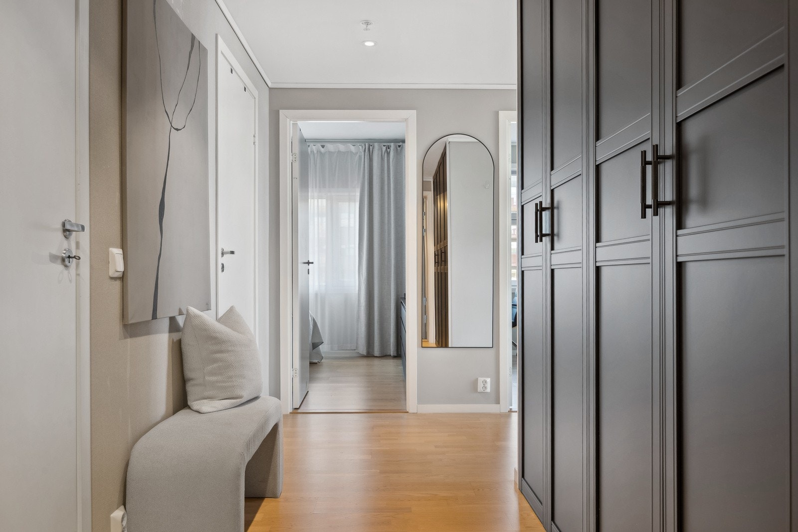 Med downlights i himling og stor garderobeløsning får man et godt førsteinntrykk av boligen. Galleribilde