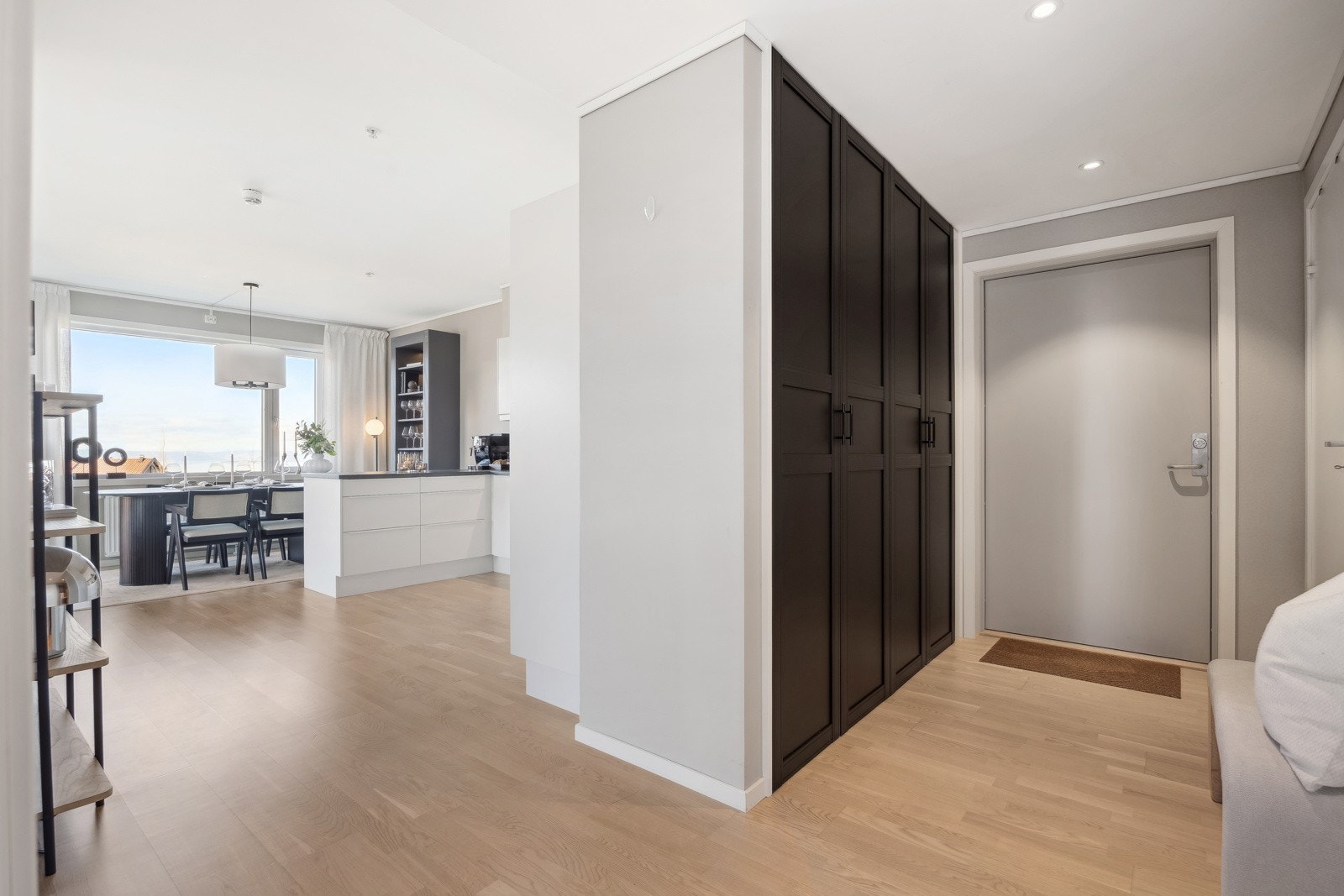 Det første som møter deg når du kommer inn er den lyse og innbydende entréen. Her er det gode oppbevaringsmuligheter for både yttertøy og sko. Galleribilde