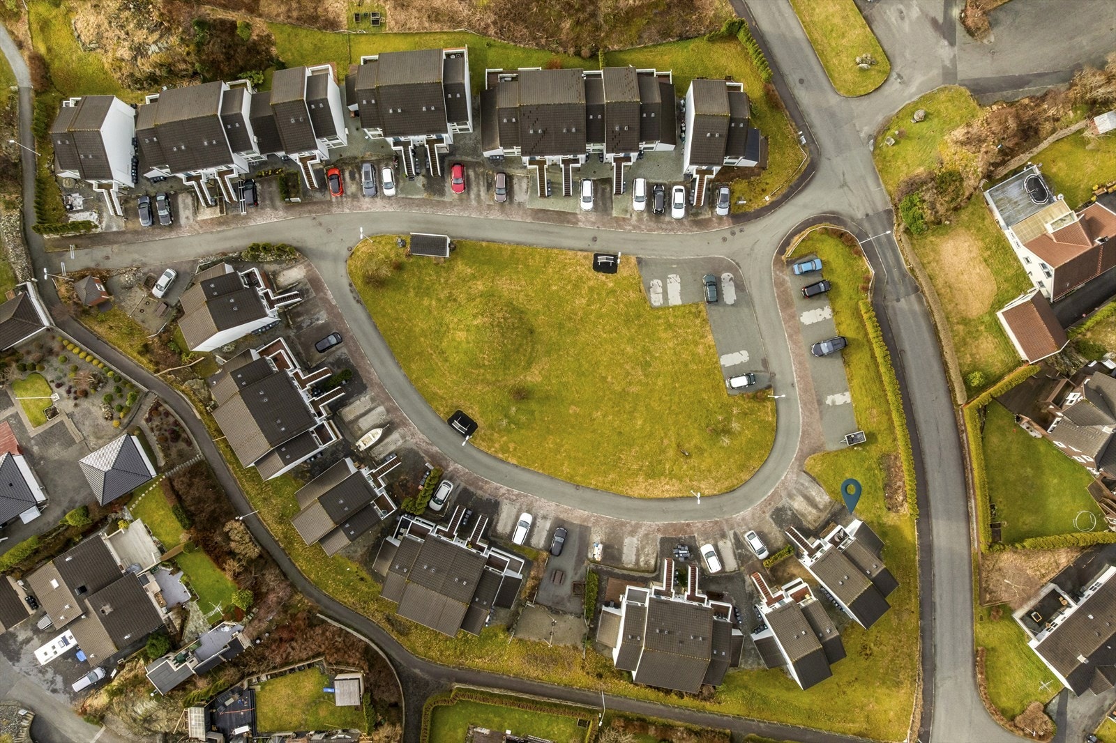 Det er felles biloppstillingsplasser og gjesteparkering Galleribilde